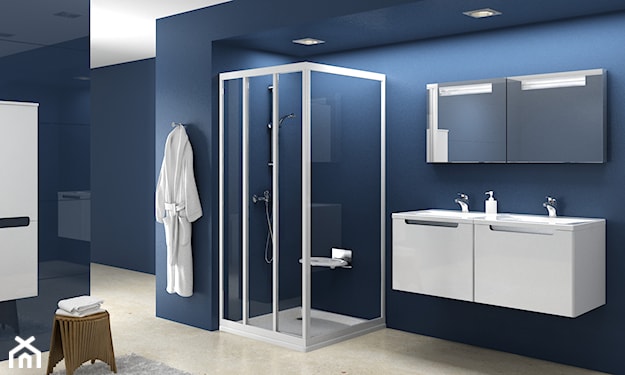 duża niebieska łazienka z kabiną prysznicową