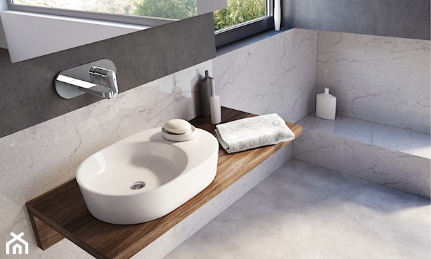 umywalka na drewnianym blacie w minimalistycznej łazience 