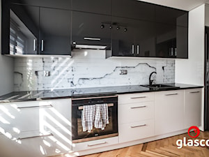 Glasco Liczy się EFEKT - Średnia z salonem biała z zabudowaną lodówką z nablatowym zlewozmywakiem kuchnia jednorzędowa z oknem - zdjęcie od Glasco