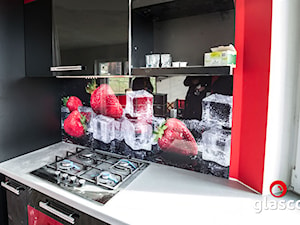 Glasco Liczy się EFEKT - Mała otwarta z kamiennym blatem czarna czerwona z zabudowaną lodówką kuchnia jednorzędowa z oknem - zdjęcie od Glasco