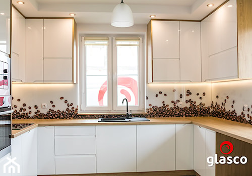 LOFTY glasco design - Duża otwarta zamknięta biała z zabudowaną lodówką z nablatowym zlewozmywakiem kuchnia w kształcie litery u z oknem z kompozytem na ścianie nad blatem kuchennym - zdjęcie od Glasco