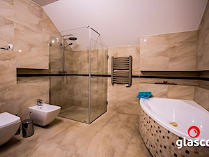Glasco Liczy się EFEKT - Średnia na poddaszu bez okna z marmurową podłogą łazienka - zdjęcie od Glasco