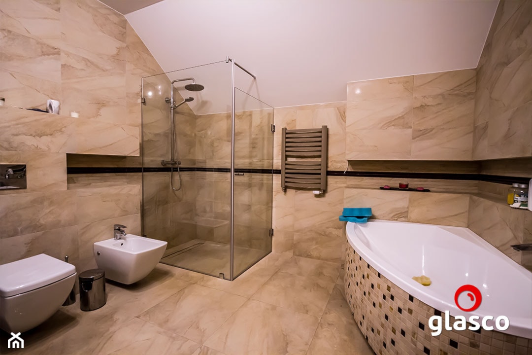 Glasco Liczy się EFEKT - Średnia na poddaszu bez okna z marmurową podłogą łazienka - zdjęcie od Glasco - Homebook