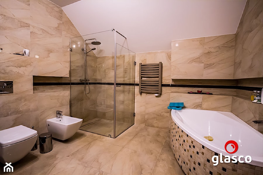 Glasco Liczy się EFEKT - Średnia na poddaszu bez okna z marmurową podłogą łazienka - zdjęcie od Glasco