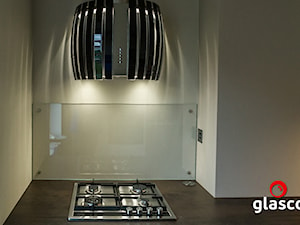 Z salonem beżowa z zabudowaną lodówką kuchnia jednorzędowa - zdjęcie od Glasco
