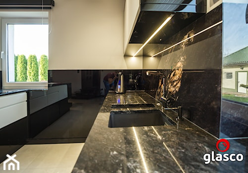 Glasco Liczy się EFEKT - Średnia otwarta beżowa czarna z zabudowaną lodówką z podblatowym zlewozmywakiem kuchnia dwurzędowa z oknem z marmurem nad blatem kuchennym - zdjęcie od Glasco