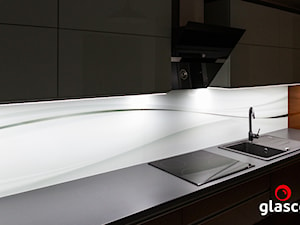 Glasco Liczy się EFEKT - Mała otwarta z kamiennym blatem z zabudowaną lodówką z nablatowym zlewozmywakiem kuchnia jednorzędowa - zdjęcie od Glasco