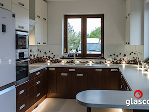 Glasco Liczy się EFEKT - Średnia otwarta z kamiennym blatem biała z zabudowaną lodówką z nablatowym zlewozmywakiem kuchnia w kształcie litery g z oknem - zdjęcie od Glasco