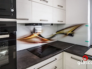 Glasco - Mała zamknięta biała z zabudowaną lodówką z nablatowym zlewozmywakiem kuchnia w kształcie litery l z oknem - zdjęcie od Glasco