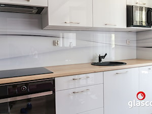 Glasco Liczy się EFEKT - Mała otwarta biała z zabudowaną lodówką z nablatowym zlewozmywakiem kuchnia jednorzędowa z oknem - zdjęcie od Glasco