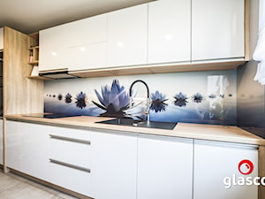 Glasco Liczy się EFEKT - Średnia z salonem z zabudowaną lodówką z podblatowym zlewozmywakiem kuchnia jednorzędowa z oknem - zdjęcie od Glasco