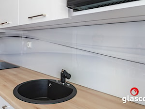 Glasco Liczy się EFEKT - Mała otwarta biała z zabudowaną lodówką z nablatowym zlewozmywakiem kuchnia jednorzędowa - zdjęcie od Glasco