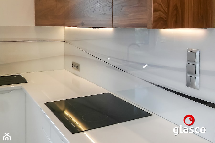 Glasco - Mała otwarta z kamiennym blatem biała z zabudowaną lodówką z nablatowym zlewozmywakiem kuchnia w kształcie litery l z oknem - zdjęcie od Glasco