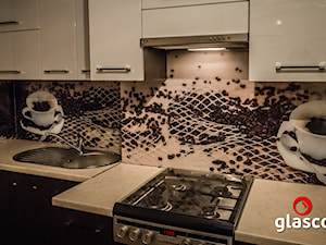 Z salonem z zabudowaną lodówką z nablatowym zlewozmywakiem kuchnia jednorzędowa - zdjęcie od Glasco