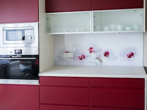 Glasco Liczy się EFEKT - Mała biała z zabudowaną lodówką kuchnia jednorzędowa z oknem, styl nowoczesny - zdjęcie od Glasco