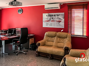 Glasco Liczy się EFEKT - Średnie z sofą z zabudowanym biurkiem beżowe czerwone biuro - zdjęcie od Glasco