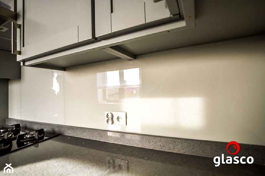 Glasco - Mała zamknięta z kamiennym blatem beżowa z zabudowaną lodówką kuchnia w kształcie litery l z oknem z marmurem nad blatem kuchennym - zdjęcie od Glasco