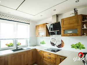 Glasco Liczy się EFEKT - Średnia z salonem biała z zabudowaną lodówką z nablatowym zlewozmywakiem kuchnia w kształcie litery u z oknem - zdjęcie od Glasco