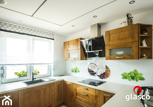 Glasco Liczy się EFEKT - Średnia z salonem biała z zabudowaną lodówką z nablatowym zlewozmywakiem kuchnia w kształcie litery u z oknem - zdjęcie od Glasco