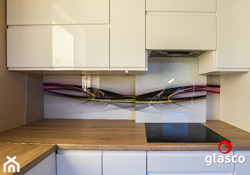 Glasco Liczy się EFEKT - Mała zamknięta szara z zabudowaną lodówką kuchnia w kształcie litery l - zdjęcie od Glasco