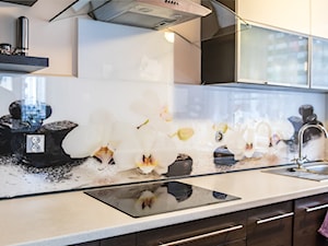 Glasco - Mała zamknięta z kamiennym blatem szara z zabudowaną lodówką z nablatowym zlewozmywakiem kuchnia jednorzędowa - zdjęcie od Glasco