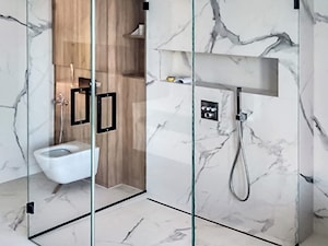Glasco - Średnia bez okna z marmurową podłogą z punktowym oświetleniem łazienka - zdjęcie od Glasco