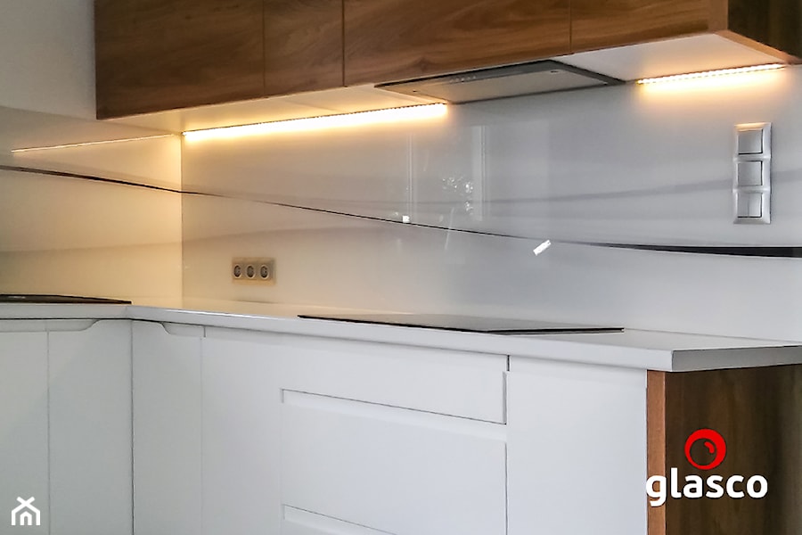 Glasco - Średnia otwarta biała z nablatowym zlewozmywakiem kuchnia w kształcie litery l z kompozytem na ścianie nad blatem kuchennym - zdjęcie od Glasco