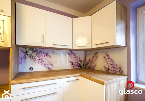 Glasco Liczy się EFEKT - Średnia z salonem fioletowa z zabudowaną lodówką kuchnia w kształcie litery l z oknem - zdjęcie od Glasco