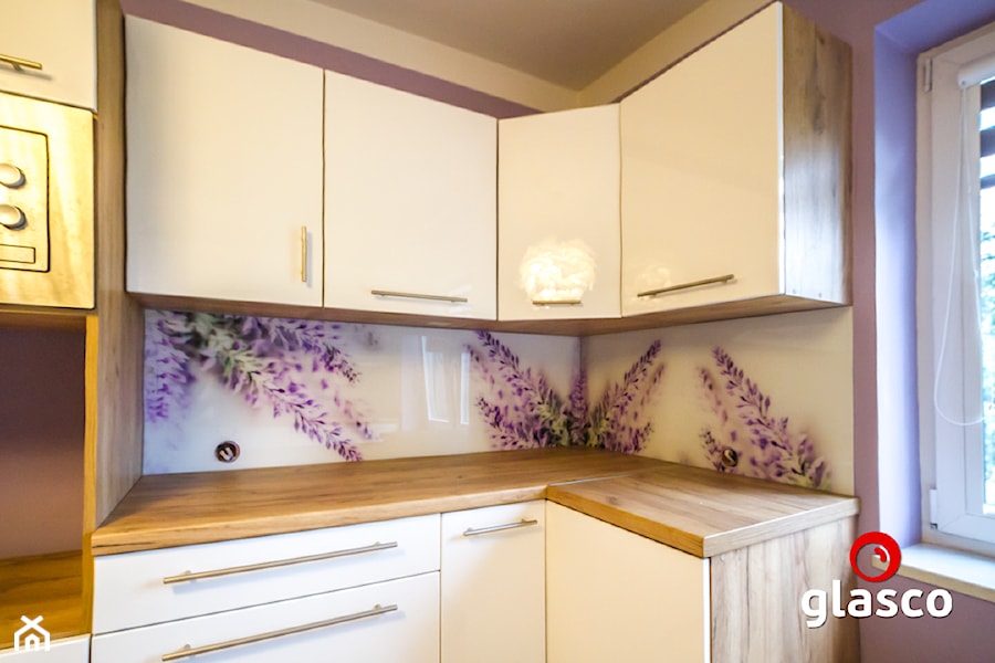 Glasco Liczy się EFEKT - Średnia z salonem fioletowa z zabudowaną lodówką kuchnia w kształcie litery l z oknem - zdjęcie od Glasco