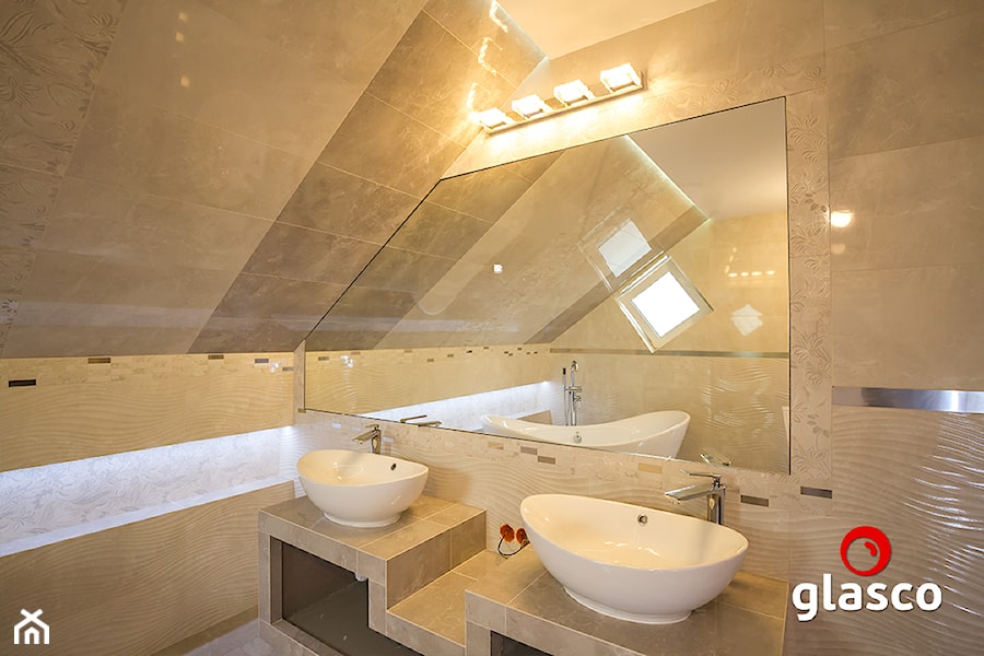 Glasco - Średnia na poddaszu z dwoma umywalkami łazienka z oknem - zdjęcie od Glasco