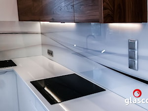 Glasco Liczy się EFEKT - Mała otwarta z kamiennym blatem biała z zabudowaną lodówką z nablatowym zlewozmywakiem kuchnia w kształcie litery l z oknem - zdjęcie od Glasco