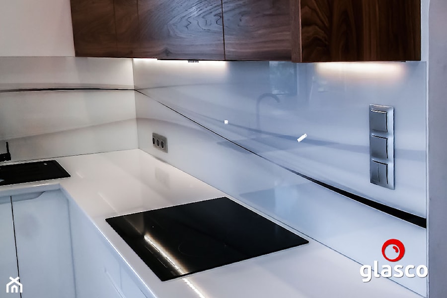Glasco Liczy się EFEKT - Mała otwarta z kamiennym blatem biała z zabudowaną lodówką z nablatowym zlewozmywakiem kuchnia w kształcie litery l z oknem - zdjęcie od Glasco
