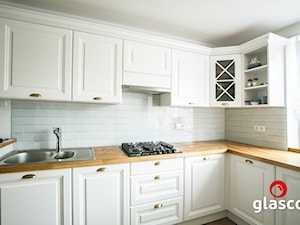 Glasco Liczy się EFEKT - Średnia z salonem biała z zabudowaną lodówką z nablatowym zlewozmywakiem kuchnia w kształcie litery l z oknem - zdjęcie od Glasco