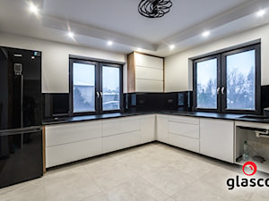Glasco - Średnia zamknięta z kamiennym blatem biała czarna z zabudowaną lodówką z nablatowym zlewozmywakiem kuchnia w kształcie litery u z oknem - zdjęcie od Glasco