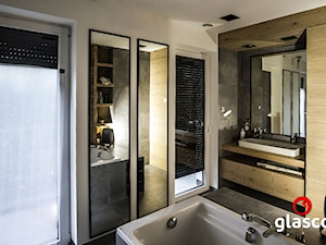Glasco - Średnia na poddaszu łazienka z oknem - zdjęcie od Glasco