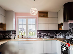 Glasco Liczy się EFEKT - Średnia zamknięta różowa z zabudowaną lodówką z nablatowym zlewozmywakiem kuchnia w kształcie litery u z oknem - zdjęcie od Glasco
