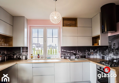 Glasco Liczy się EFEKT - Średnia zamknięta różowa z zabudowaną lodówką z nablatowym zlewozmywakiem kuchnia w kształcie litery u z oknem - zdjęcie od Glasco