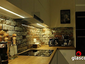 Glasco - Mała zamknięta biała z zabudowaną lodówką z lodówką wolnostojącą kuchnia w kształcie litery l - zdjęcie od Glasco