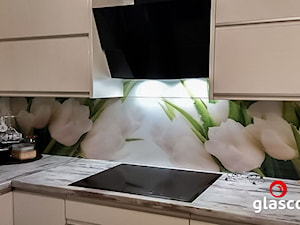 Glasco Liczy się EFEKT - Mała z zabudowaną lodówką kuchnia w kształcie litery l - zdjęcie od Glasco