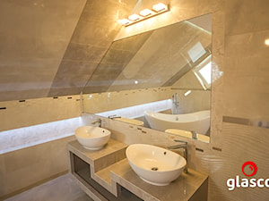 Glasco Liczy się EFEKT - Średnia na poddaszu z dwoma umywalkami łazienka z oknem - zdjęcie od Glasco