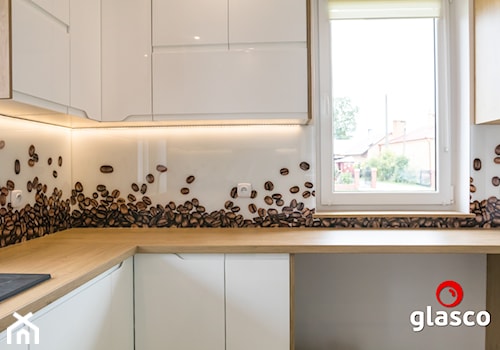 LOFTY glasco design - Mała zamknięta biała z nablatowym zlewozmywakiem kuchnia w kształcie litery l z oknem - zdjęcie od Glasco