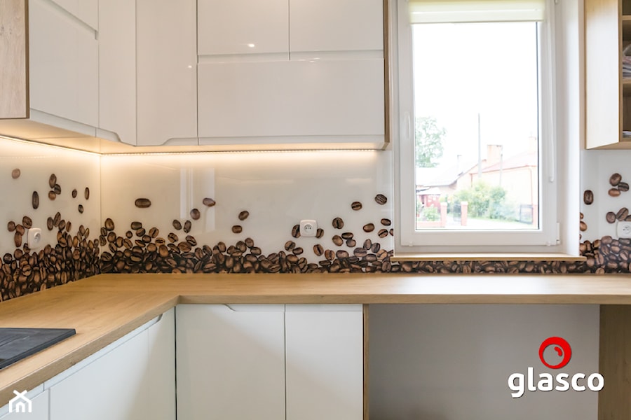 LOFTY glasco design - Mała zamknięta biała z nablatowym zlewozmywakiem kuchnia w kształcie litery l z oknem - zdjęcie od Glasco