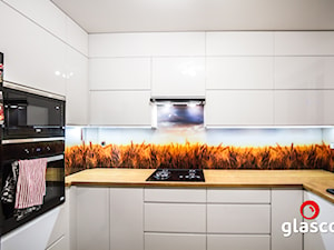 Glasco - Mała otwarta biała z zabudowaną lodówką z nablatowym zlewozmywakiem kuchnia w kształcie litery u z oknem - zdjęcie od Glasco