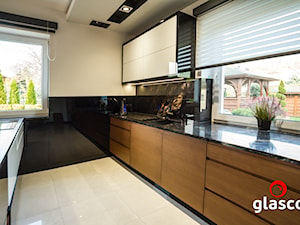 Glasco Liczy się EFEKT - Średnia otwarta czarna szara z zabudowaną lodówką z podblatowym zlewozmywakiem kuchnia dwurzędowa z oknem z marmurem nad blatem kuchennym - zdjęcie od Glasco
