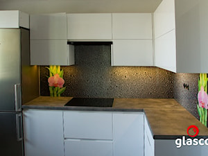Glasco - Mała otwarta z kamiennym blatem szara z zabudowaną lodówką kuchnia w kształcie litery l - zdjęcie od Glasco