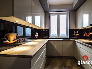 Glasco Liczy się EFEKT - Średnia otwarta szara z zabudowaną lodówką z nablatowym zlewozmywakiem kuchnia w kształcie litery u z oknem - zdjęcie od Glasco