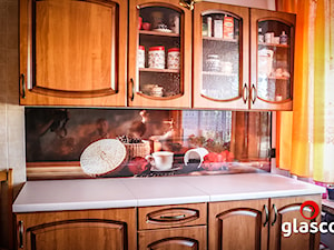Glasco Liczy się EFEKT - Mała otwarta z kamiennym blatem szara kuchnia jednorzędowa z oknem - zdjęcie od Glasco