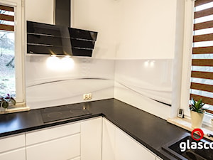 Szkło laminowane glasco - Z kamiennym blatem biała z zabudowaną lodówką z nablatowym zlewozmywakiem kuchnia w kształcie litery l z oknem - zdjęcie od Glasco