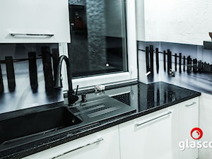 Glasco Liczy się EFEKT - Mała zamknięta z kamiennym blatem biała z nablatowym zlewozmywakiem kuchnia jednorzędowa z oknem - zdjęcie od Glasco