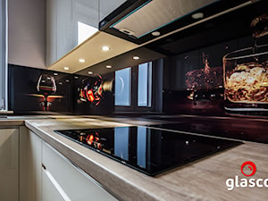 Glasco Liczy się EFEKT - Mała czarna szara z zabudowaną lodówką z nablatowym zlewozmywakiem kuchnia w kształcie litery l z oknem - zdjęcie od Glasco